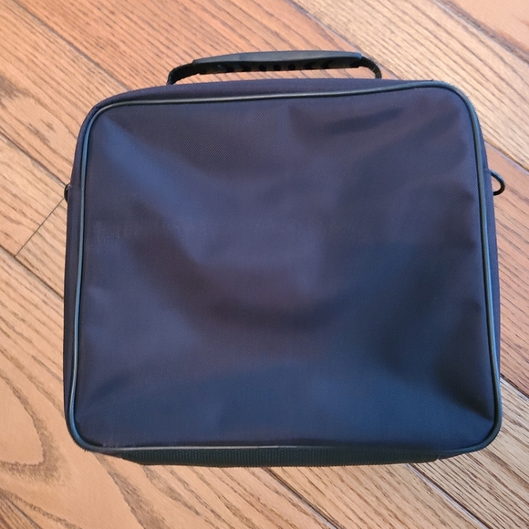 Targus DVD401 Portable DVD Carrying Case with handle - Picture 2 of 11